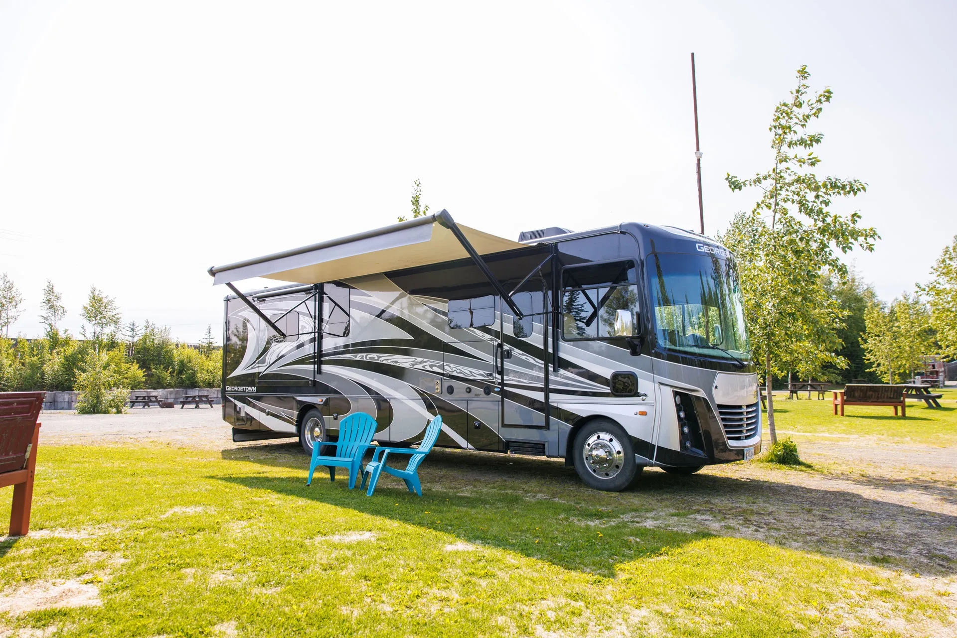 Big rig friendly supersize pull-through RV site at Diamond M Ranch Resort